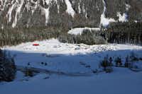 Nationalpark-Camping - Übersicht auf das gesamte Campingplatz Gelände im Schnee