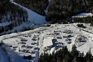 Nationalpark-Camping - Campingplatz im Schnee aus der Vogelperspektive