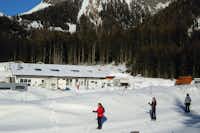 Nationalpark-Camping - Gäste Skifahren in der Nähe des Campingplatzes