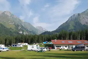 Nationalpark-Camping - Wohnmobil- und Wohnwagenstellplätze in der Sonne mit Blick auf die Berge auf dem Campingplatz