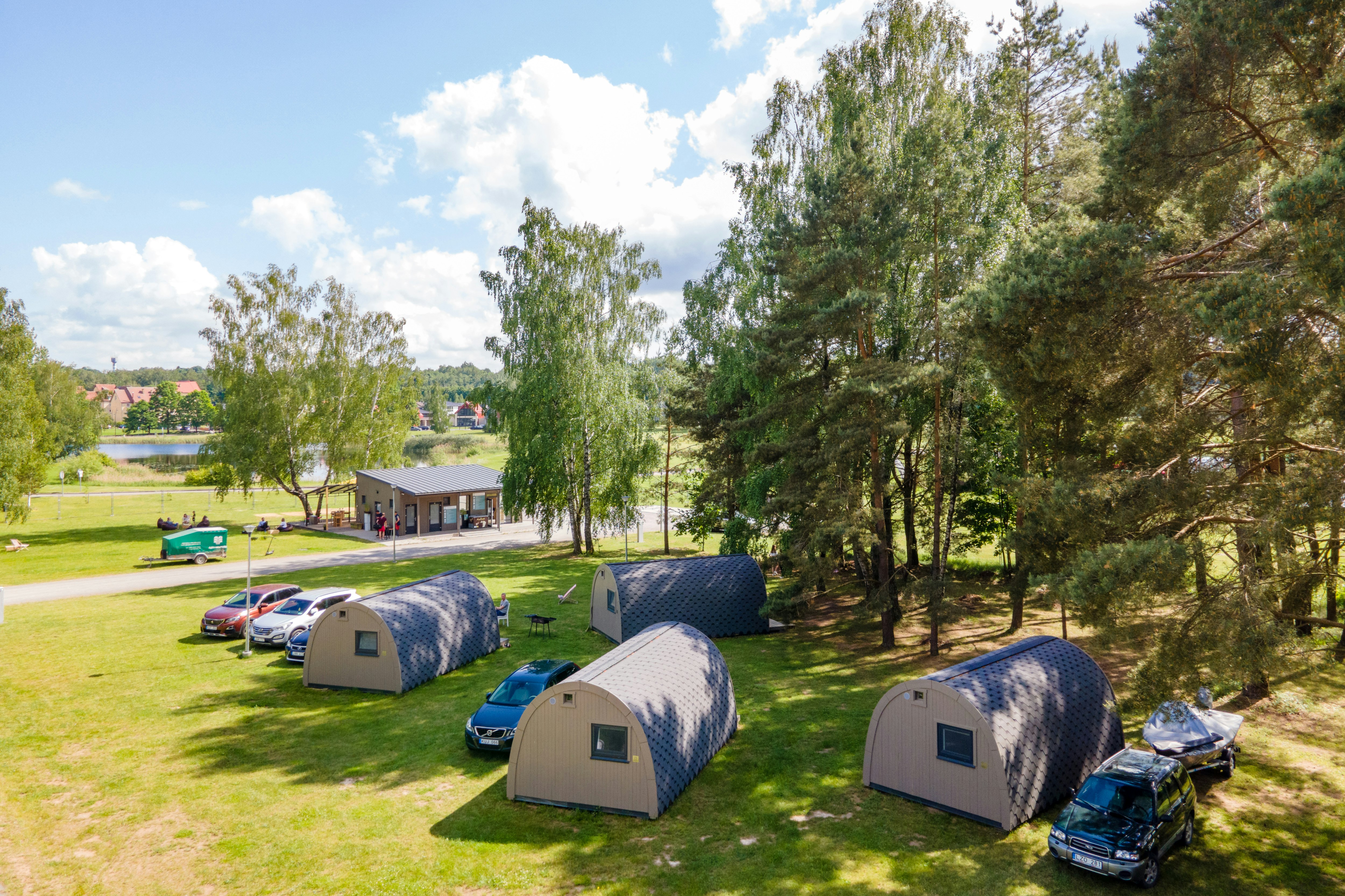 Natur Camp Birstonas - Blick von oben auf die Camping Pod Mietunterkünfte mit WC und Dusche