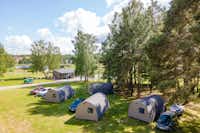 Natur Camp Birstonas - Blick von oben auf die Camping Pod Mietunterkünfte mit WC und Dusche