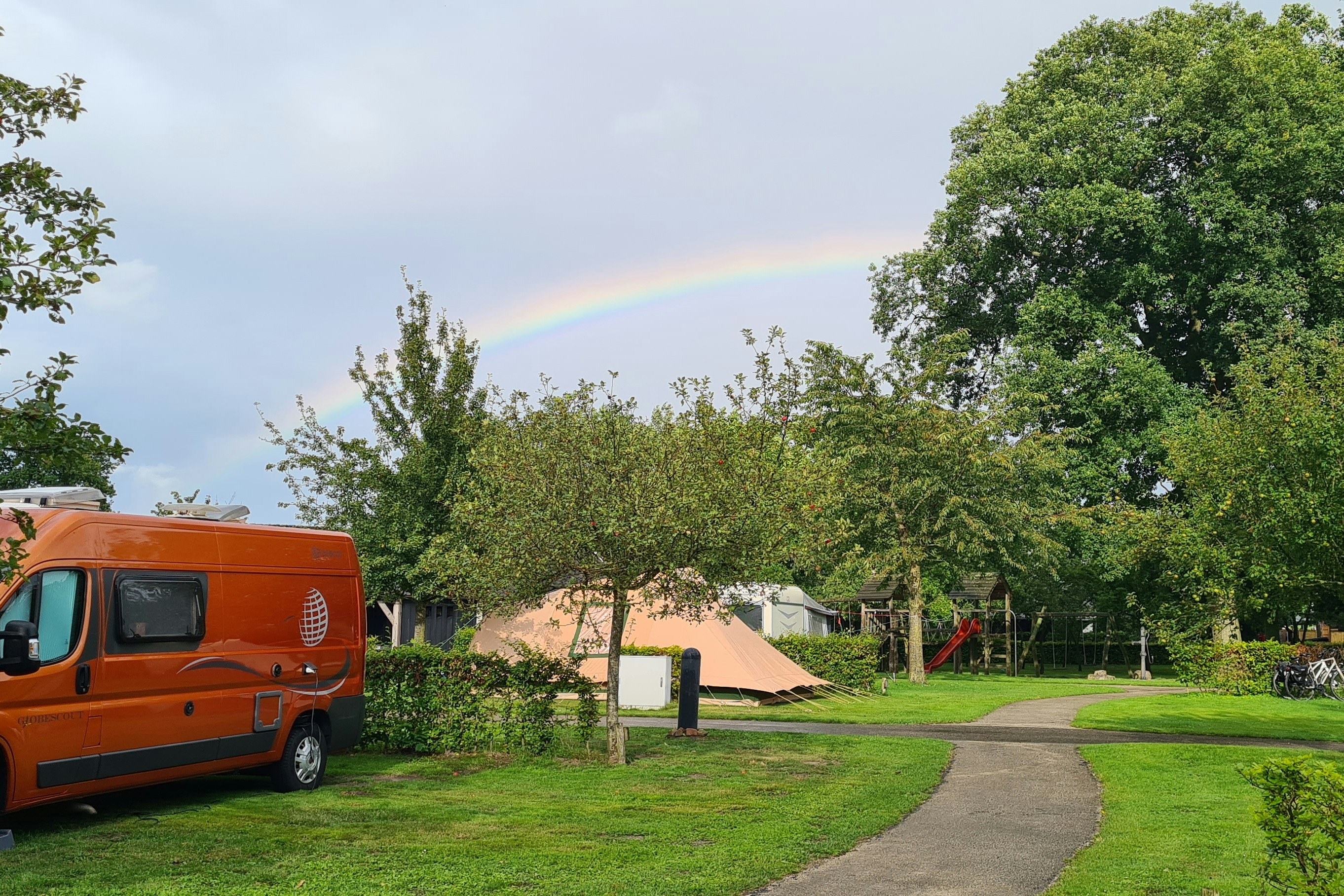 Natur Camping de Zwiese - Regenbogen über der Standplatzwiese