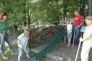 Natur-Camping Seewirt - Auf dem Campingplatz spielt eine Familie Minigolf