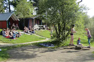 Natur-Camping Vulkaneifel - Camper an den Mobilheimen vom Campingplatz