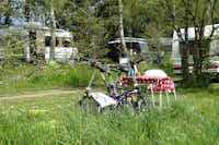 Natur-Camping Vulkaneifel  - Fahrräder auf dem Stellplatz vom Campingplatz