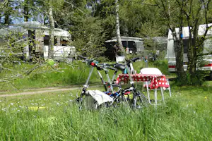 Natur-Camping Vulkaneifel - Fahrräder auf dem Stellplatz vom Campingplatz