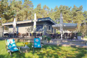 Genuss-Ferien Strandcamping Jabeler See - Restaurant mit Terrasse auf dem Campingplatz