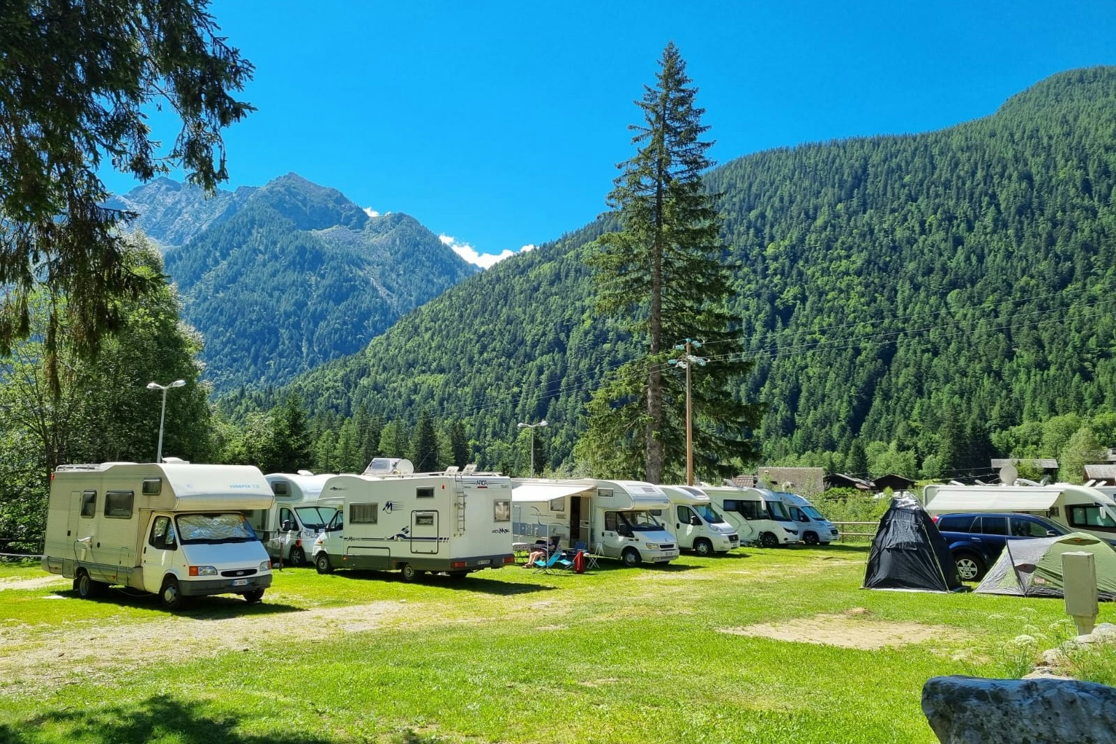 Natural Camping Macugnaga  Natural Camping Macugnana - Blick auf die Stellplätze auf der Wiese