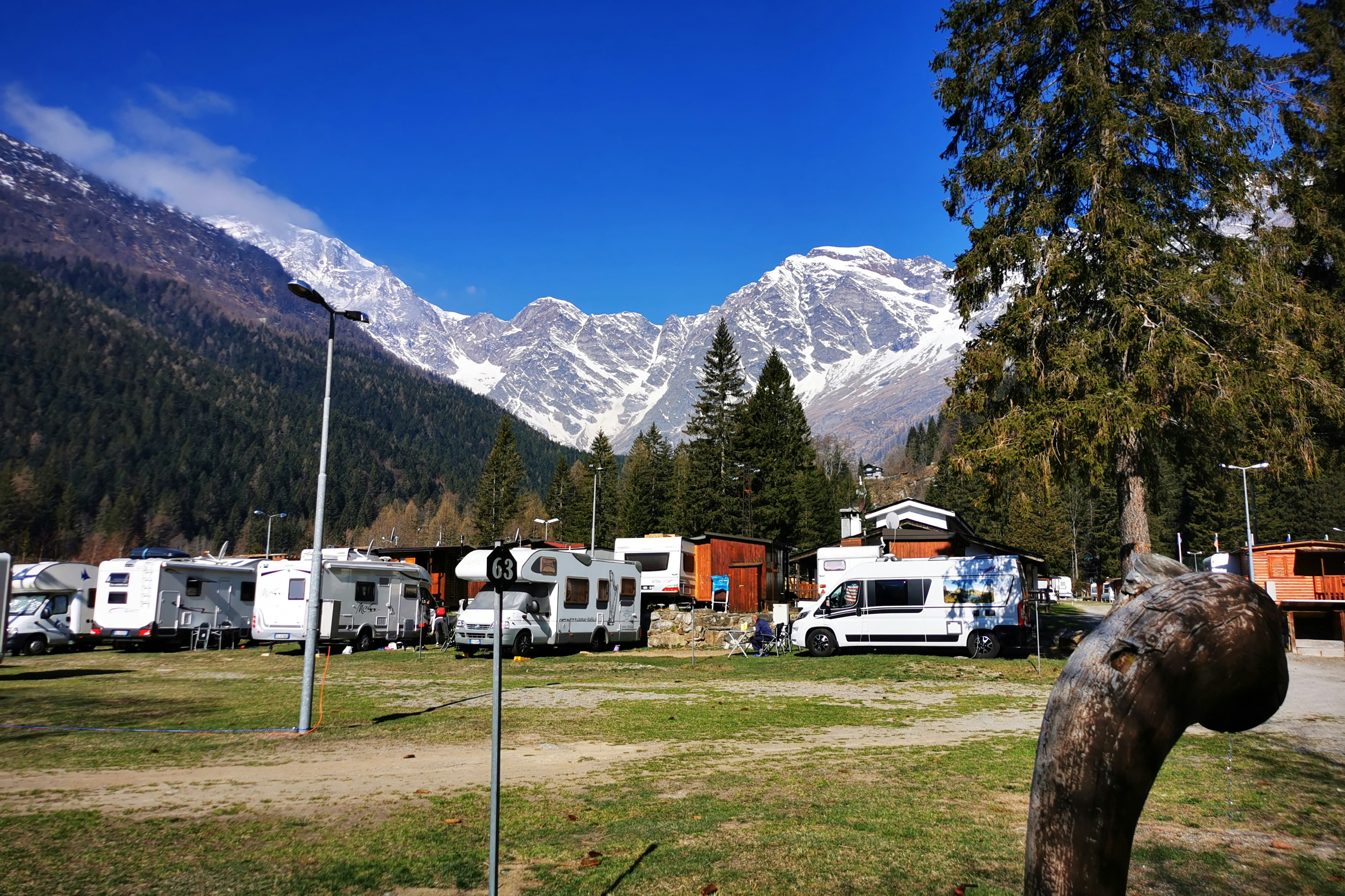 Natural Camping Macugnaga  Natural Camping Macugnana - Blick auf die Stellplätze mit Bergen im Hintergrund