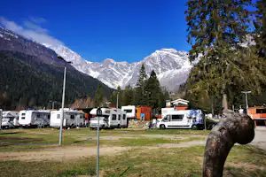 Natural Camping Macugnaga Natural Camping Macugnana - Blick auf die Stellplätze mit Bergen im Hintergrund