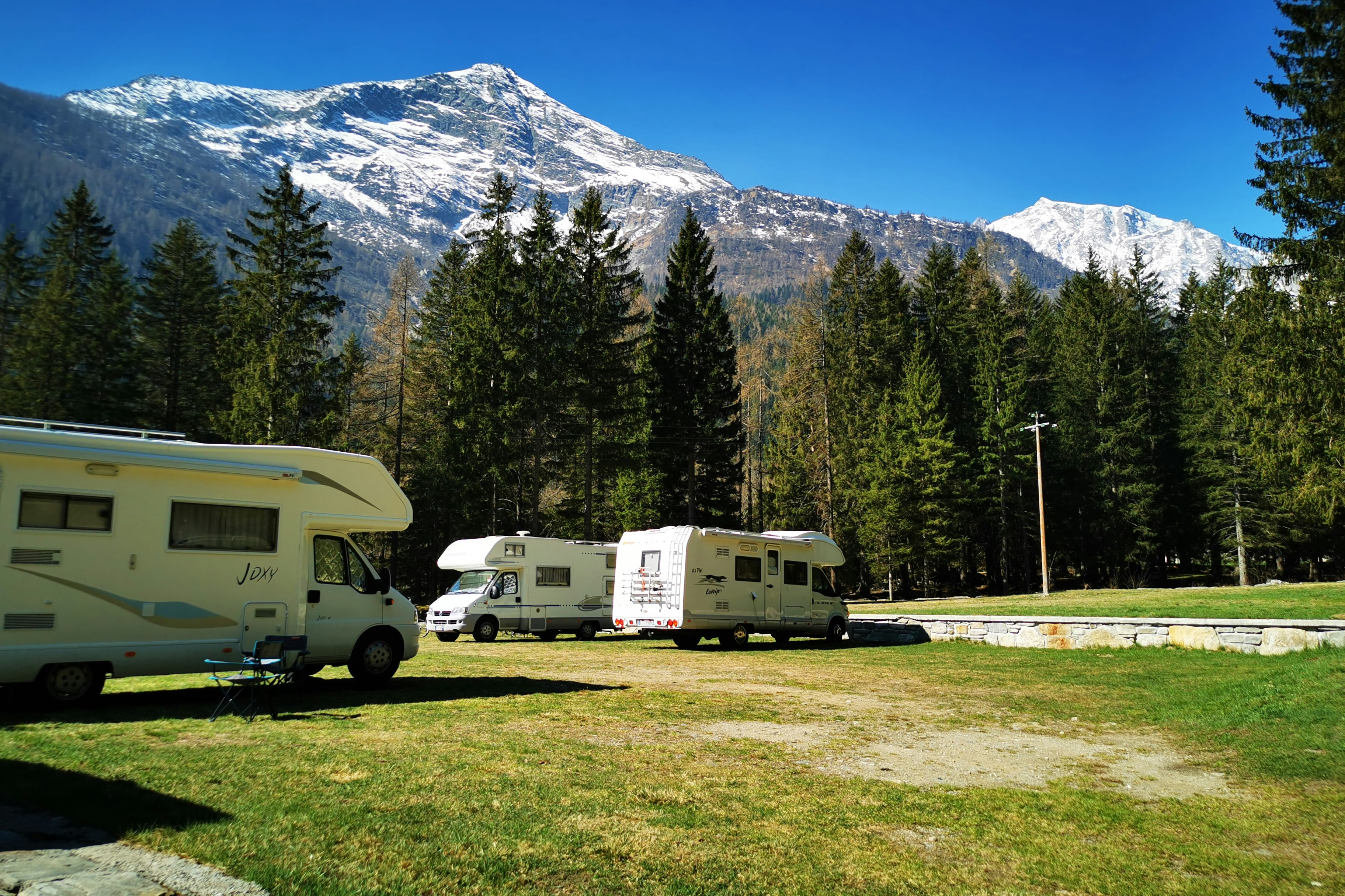 Natural Camping Macugnaga  Natural Camping Macugnana - Stellplätze auf der Wiese mit Blick auf die Berge