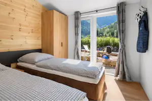 NATURAMA Glockenalm - Schlafzimmer mit zwei Einzelbetten auf dem Campingplatz