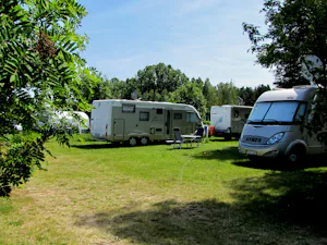 Naturcamp Pruchten - Von Bäumen umringte Wohnmobilstellplätze auf dem Campingplatz