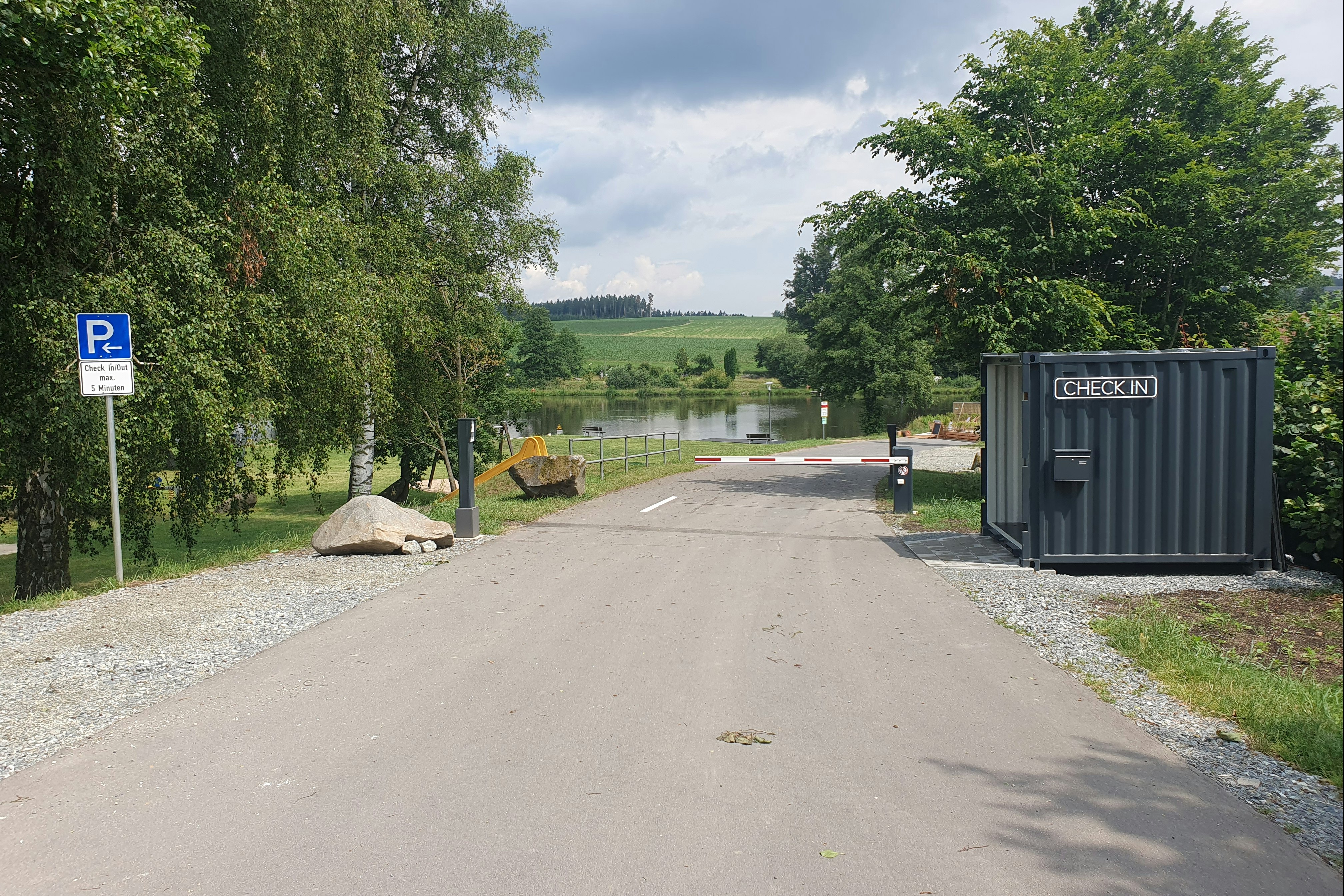 NaturCamp Steinwald - Einfahrt mit Schranke auf dem Campingplatz