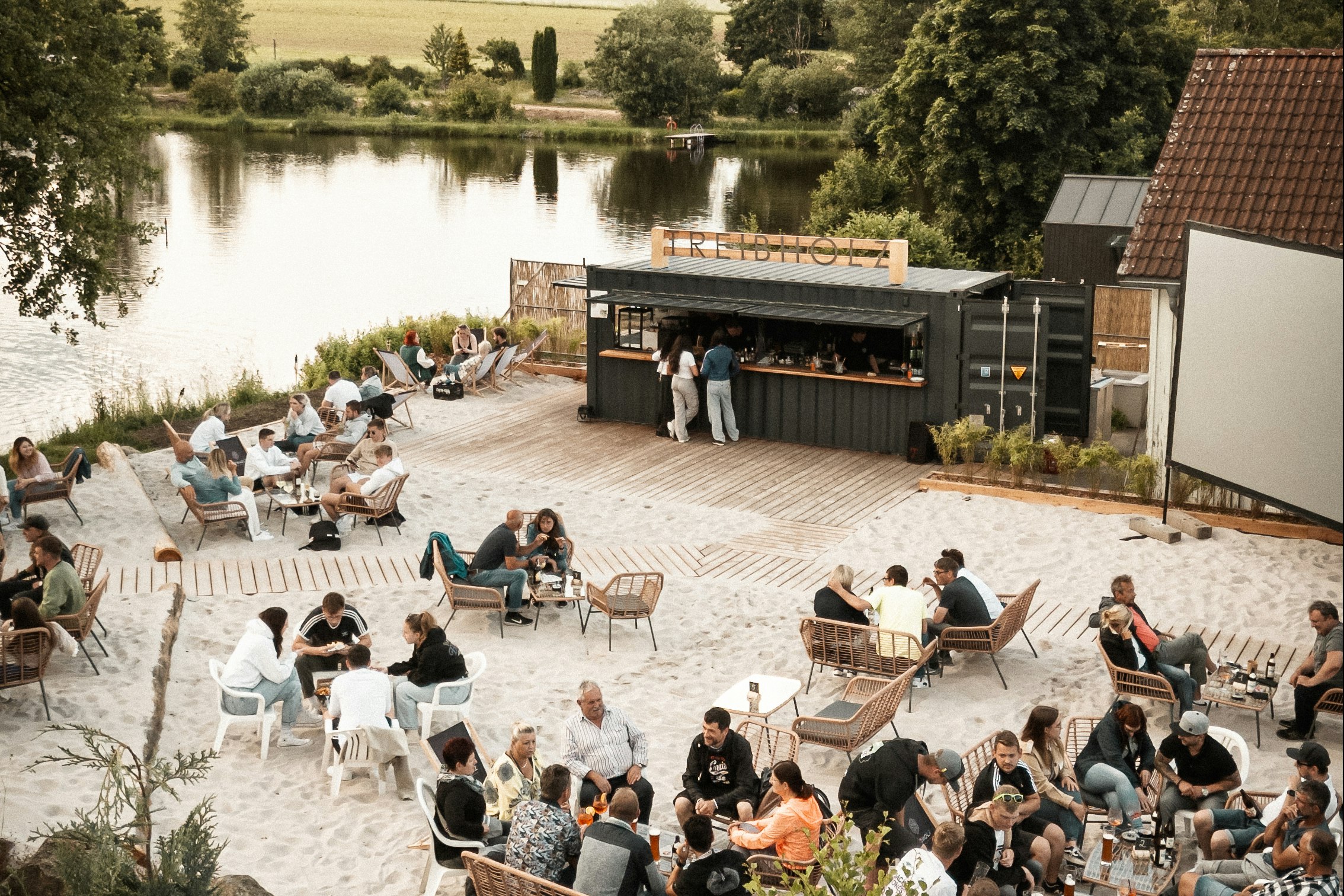 NaturCamp Steinwald - Luftaufnahme der Terrasse mit Strandbar