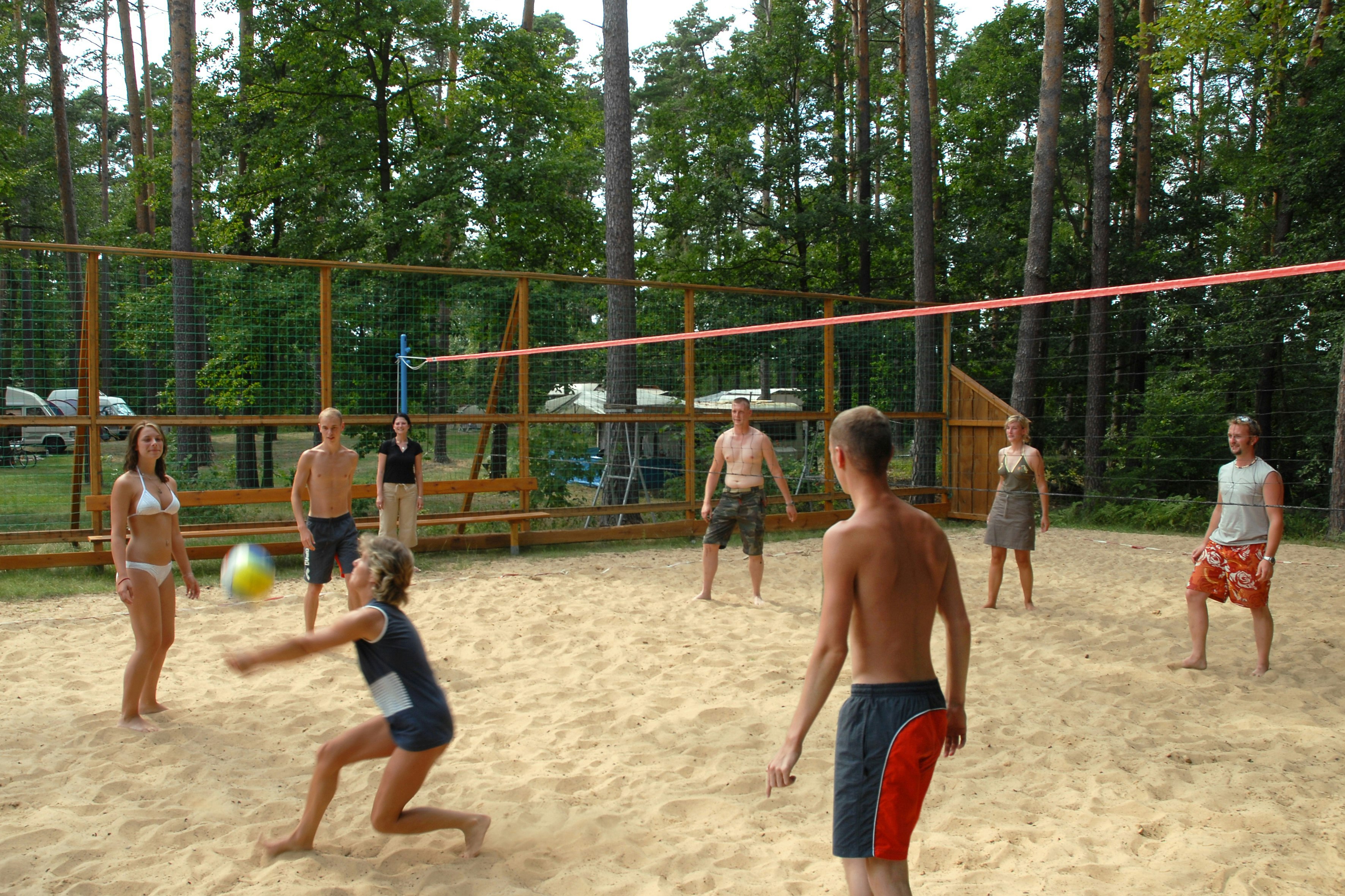 Naturcamping am Großen Pälitzsee - Gäste spielen Beachvolleyball auf dem Campingplatzgelände