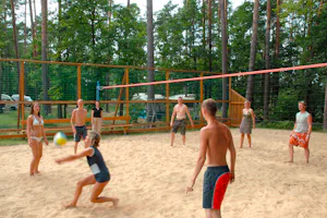 Naturcamping am Großen Pälitzsee - Gäste spielen Beachvolleyball auf dem Campingplatzgelände