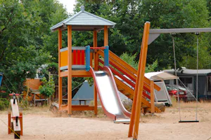 Naturcamping am Großen Pälitzsee - Kinderspielplatz mit Rutsche und Schaukel auf dem Campingplatz