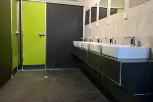 Naturcamping Braunsbach - Sanitärbereich vom Campingplatz mit Toilettenkabinen und Waschbecken