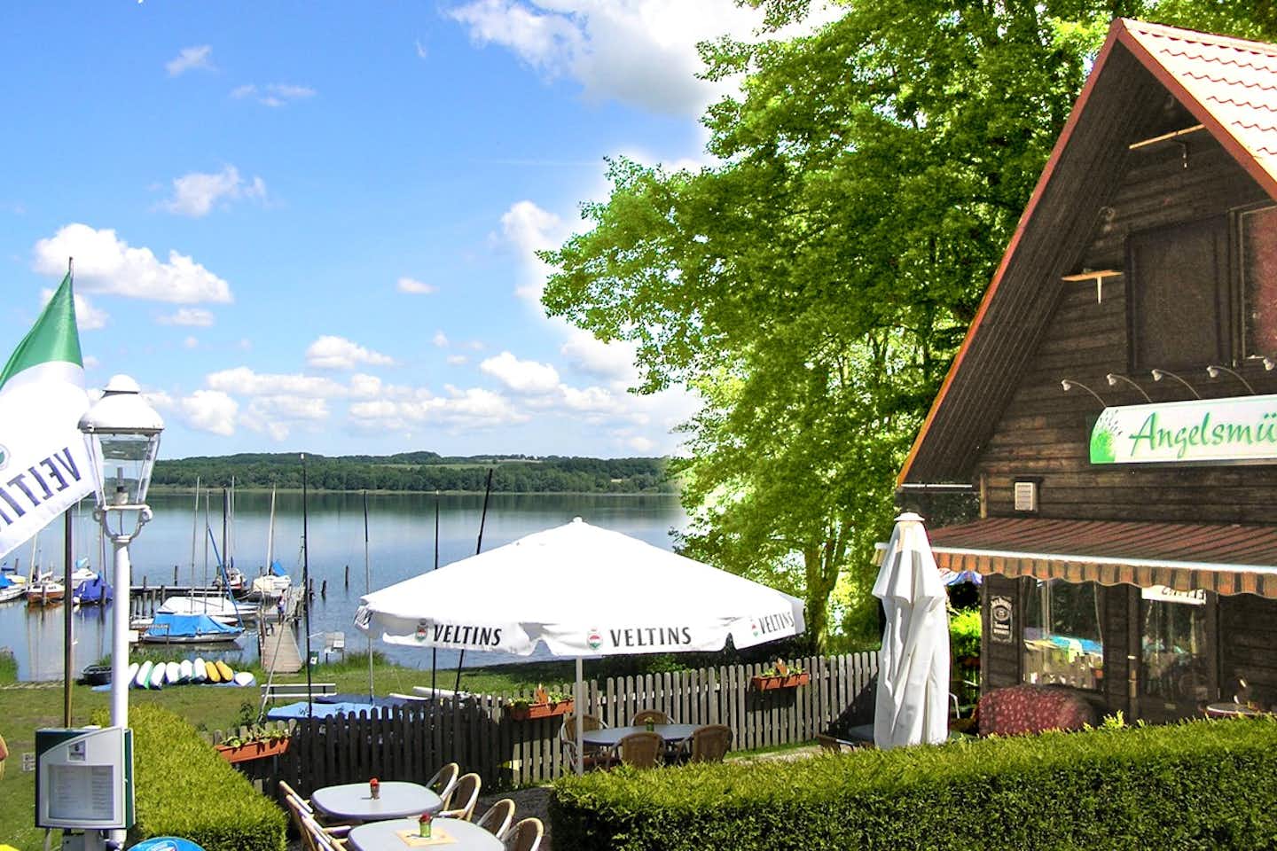 Naturcamping Buchholz  -  Restaurant vom Campingplatz mit Terrasse und Blick auf die Bootsanlegestelle am Ratzeburger See