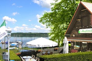Naturcamping Buchholz - Restaurant vom Campingplatz mit Terrasse und Blick auf die Bootsanlegestelle am Ratzeburger See