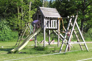 Naturcamping Buchholz - Kinder auf dem Spielplatz vom Campingplatz auf grüner Wiese