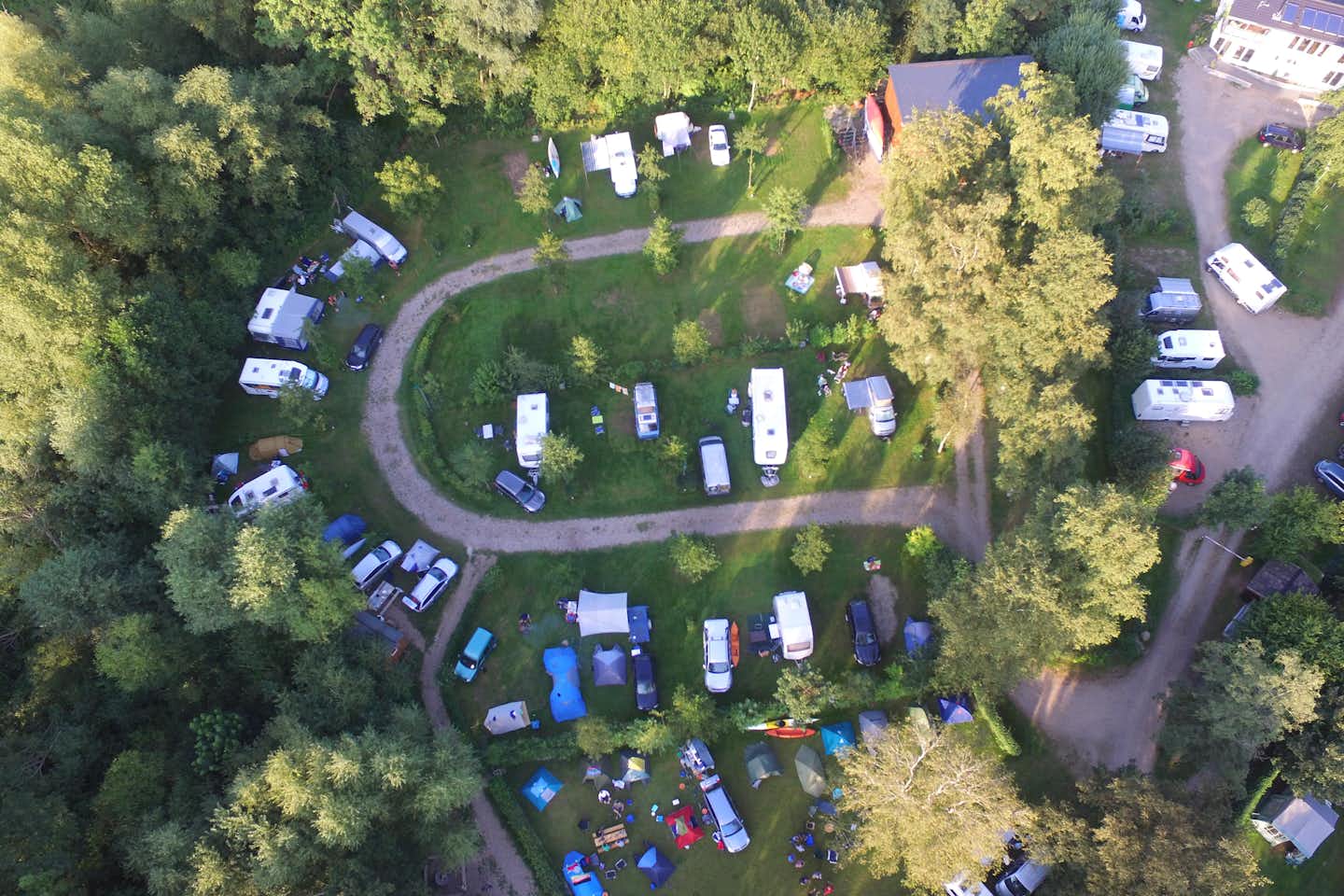 Naturcamping Kirchsee - Übersicht auf das gesamte Campingplatz Gelände 