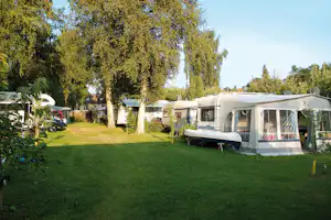 Naturcamping Kirchsee - Wohnmobil- und Wohnwagenstellplätze im Schatten der Bäume