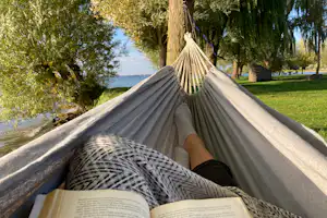 Naturcamping Retgendorf - Entspannung in einer Hängematte auf dem Campingplatz
