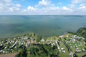 Naturcamping Retgendorf - Luftaufnahme des Campingplatzes am See