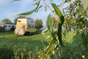 Naturcamping Retgendorf - Stellplätze auf der Wiese mit Blick auf das Wasser