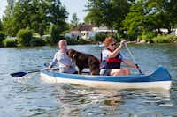 Naturcamping Spitzenort - Gäste mit Hund beim Paddeln in einem Kanu auf dem Plöner See vor dem Campingplatz