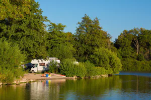 Naturcamping Spitzenort - Stellplätze im Schatten unter Bäumen am See auf dem Campingplatz