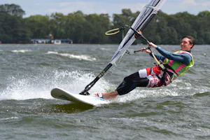 Naturcamping Spitzenort - Windsurfer auf dem Plöner See vor dem Campingplatz