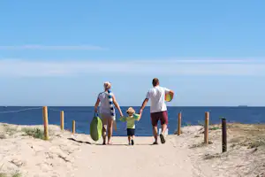 Naturcamping Ückeritz - Camper Familie auf dem Weg zum Strand an der Ostsee in der Nähe vom Campingplatz