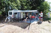 Naturcamping Ückeritz  -  Camper am Wohnwagen auf dem Wohnwagen- und Zeltstellplatz vom Campingplatz