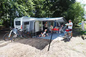 Naturcamping Ückeritz - Camper am Wohnwagen auf dem Wohnwagen- und Zeltstellplatz vom Campingplatz