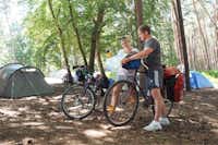 Naturcamping Ückeritz  - Camper mit Fahrrädern auf dem Zeltplatz vom Campingplatz zwischen Bäumen