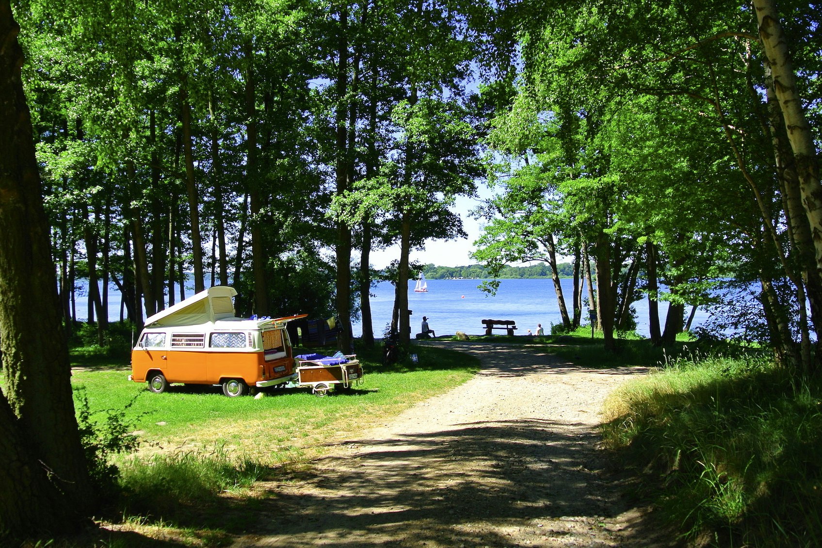Naturcamping Zwei Seen  -  Wohnmobil auf dem Stellplatz vom Campingplatz auf grüner Wiese