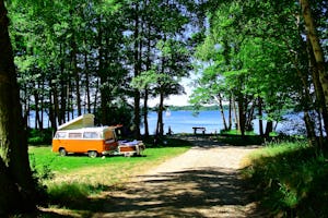 Naturcamping Zwei Seen - Wohnmobil auf dem Stellplatz vom Campingplatz auf grüner Wiese