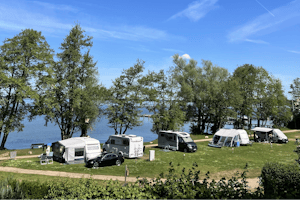 Naturcamping Zwei Seen - Blick auf die Standplätze am Ufer des Sees