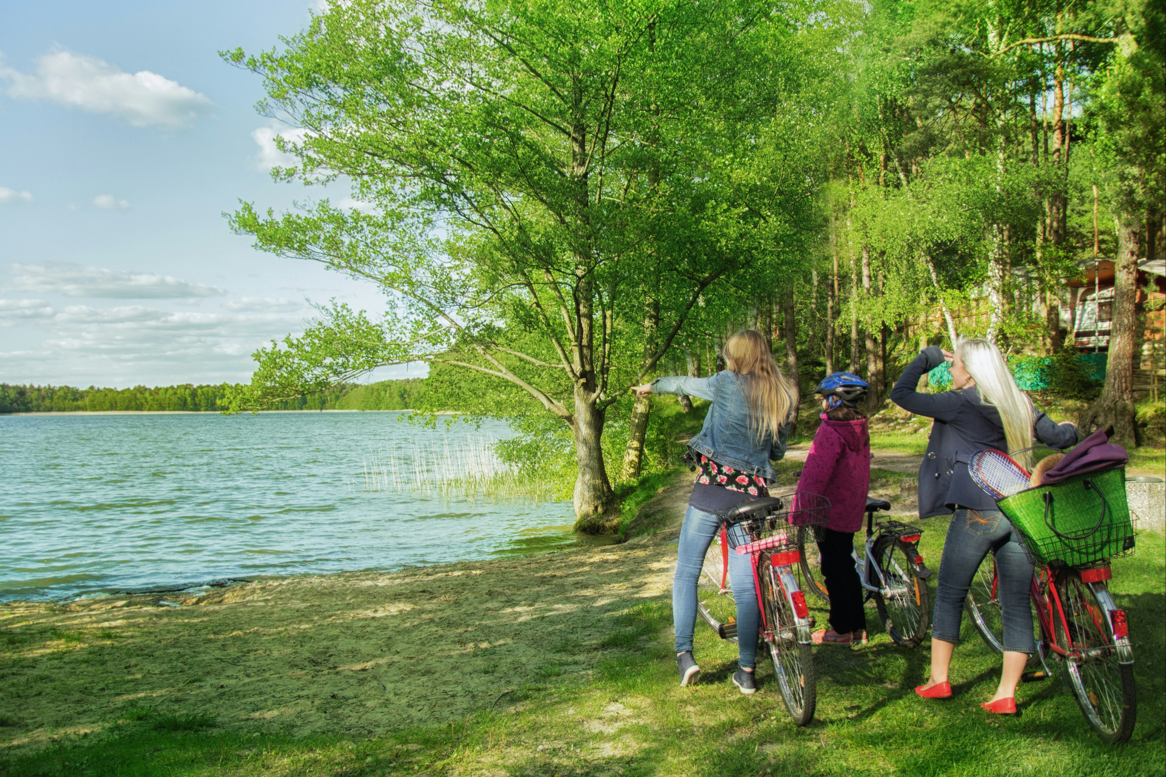 Naturcampingplatz am Springsee - Camperinnen mit Fahrrädern am See