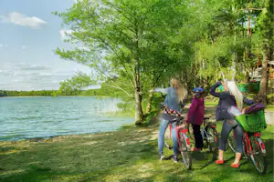 Naturcampingplatz am Springsee - Camperinnen mit Fahrrädern am See