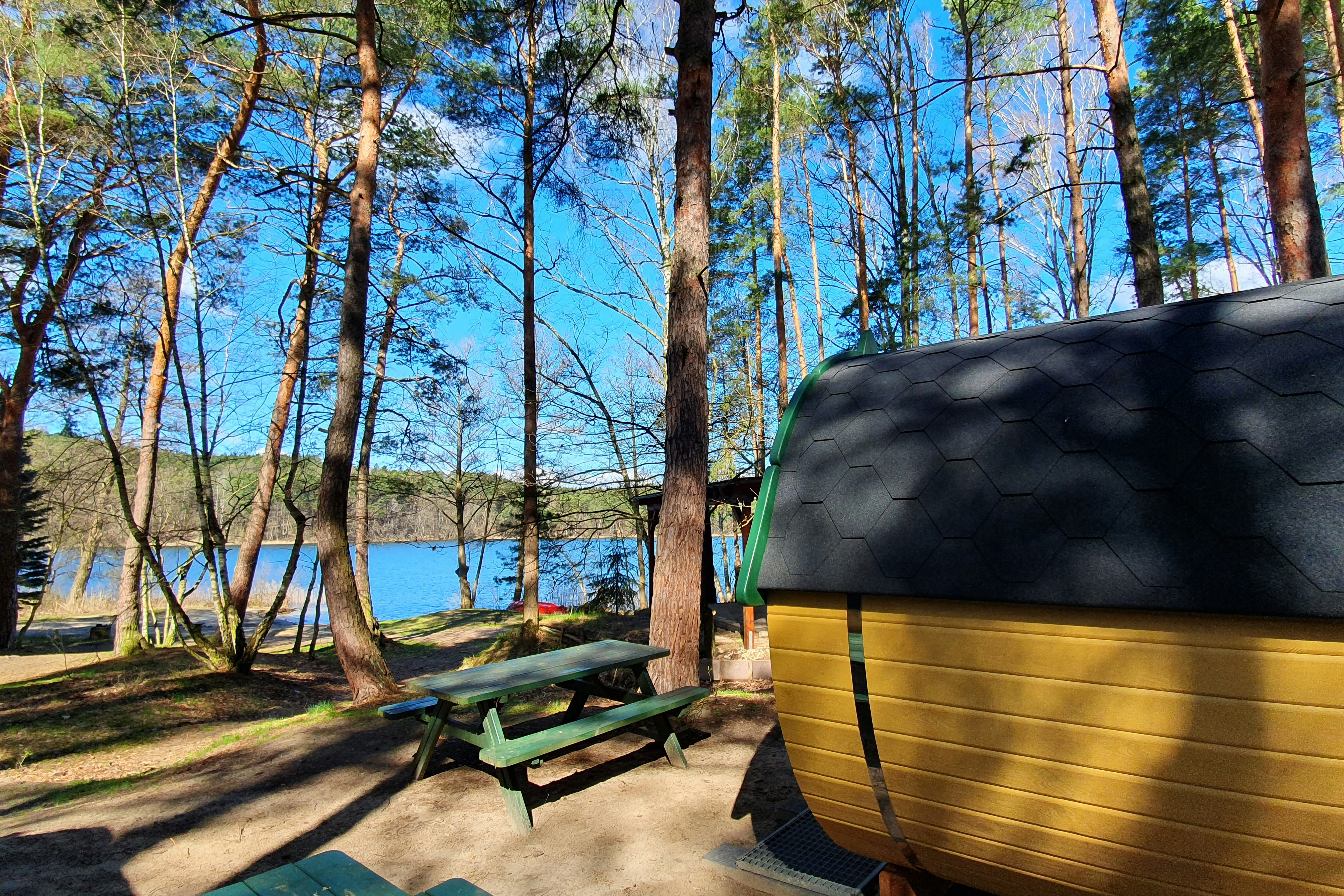 Naturcampingplatz am Springsee - Schlaffass mit Terrasse und Blick auf den See