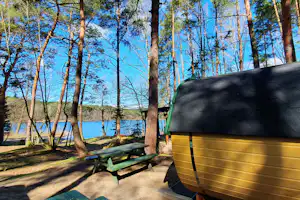 Naturcampingplatz am Springsee - Schlaffass mit Terrasse und Blick auf den See