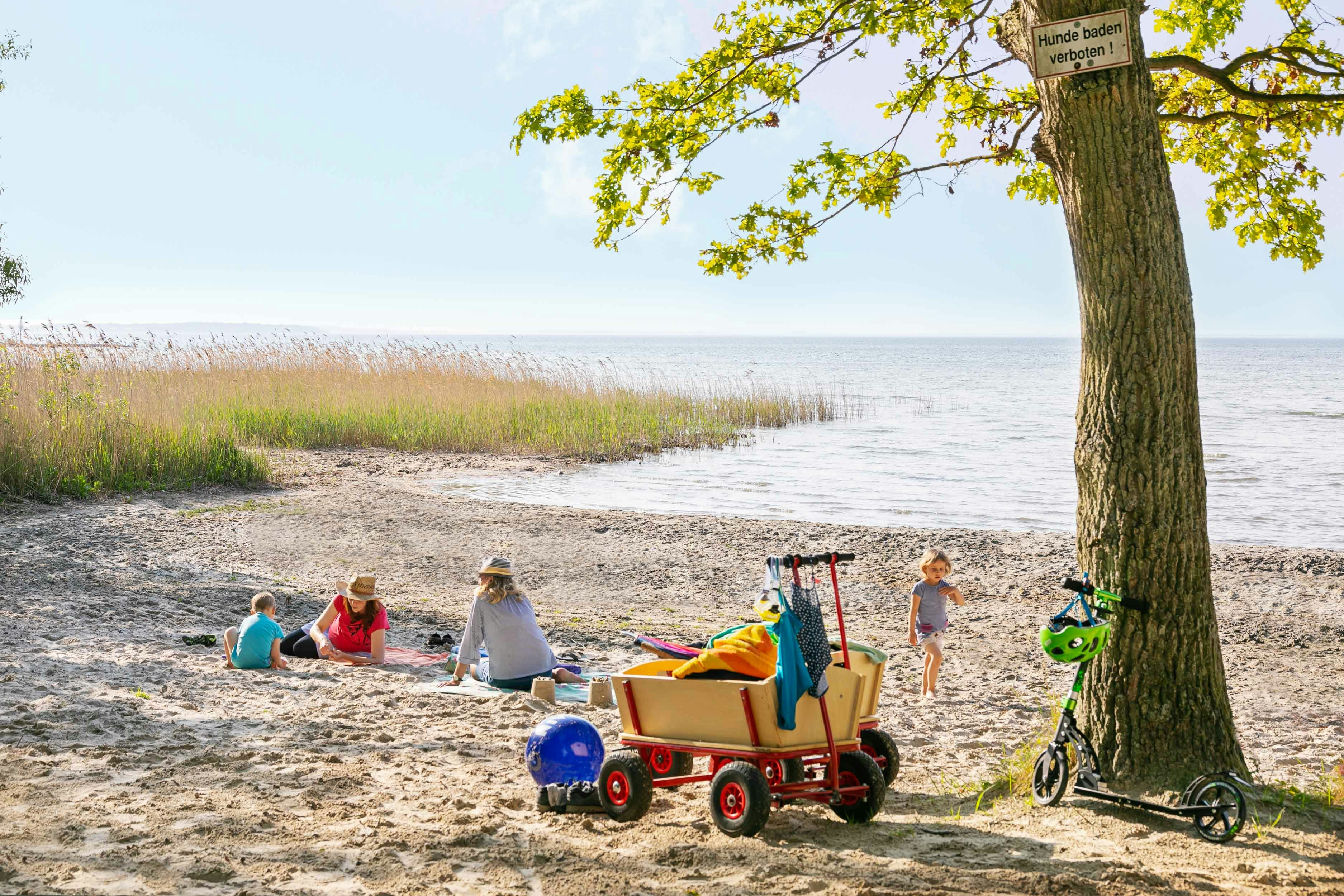 Naturcampingplatz Bolter Kanal - Familie mit Kindern am Badestrand