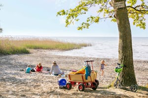 Naturcampingplatz Bolter Kanal - Familie mit Kindern am Badestrand