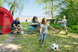 Naturcampingplatz Bolter Kanal - Familie mit Zelt am Ufer
