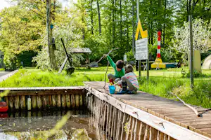Naturcampingplatz & Hafen Bermudadreieck - Kinder spielen am Wasser